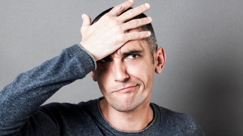 頭を抱える男性