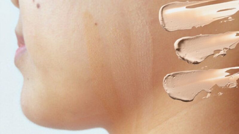 フェイスラインと首の色が違う